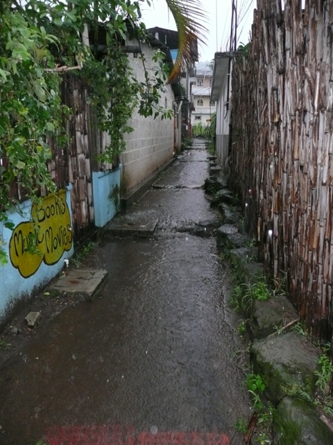 Der Weg zu meinem Haus in San Pedro war ein ständiger Bach, dementsprechend dauernass meine Füße