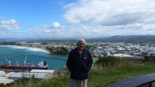 Hubert mit Blick über die Kleinstadt Gisborne