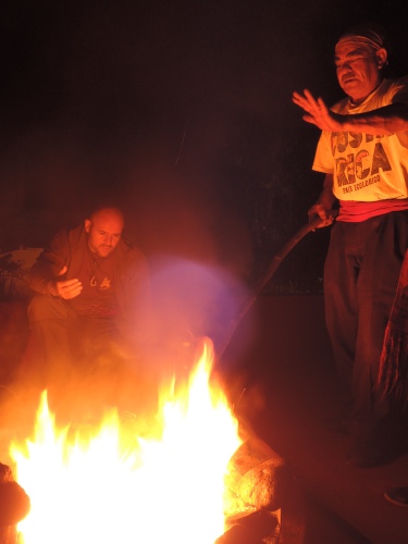 Thomas und Don Juan am nächtlichen Ritualfeuer Thomas und Don Juan am nächtlichen Ritualfeuer