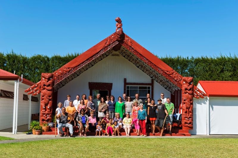 ale zusammen vor dem Wharenui